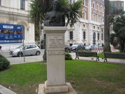 In corso Cavour, nei giardini di fronte alla Camera di commercio, c'� la statua commemorativa di Madre Teresa Gimma 